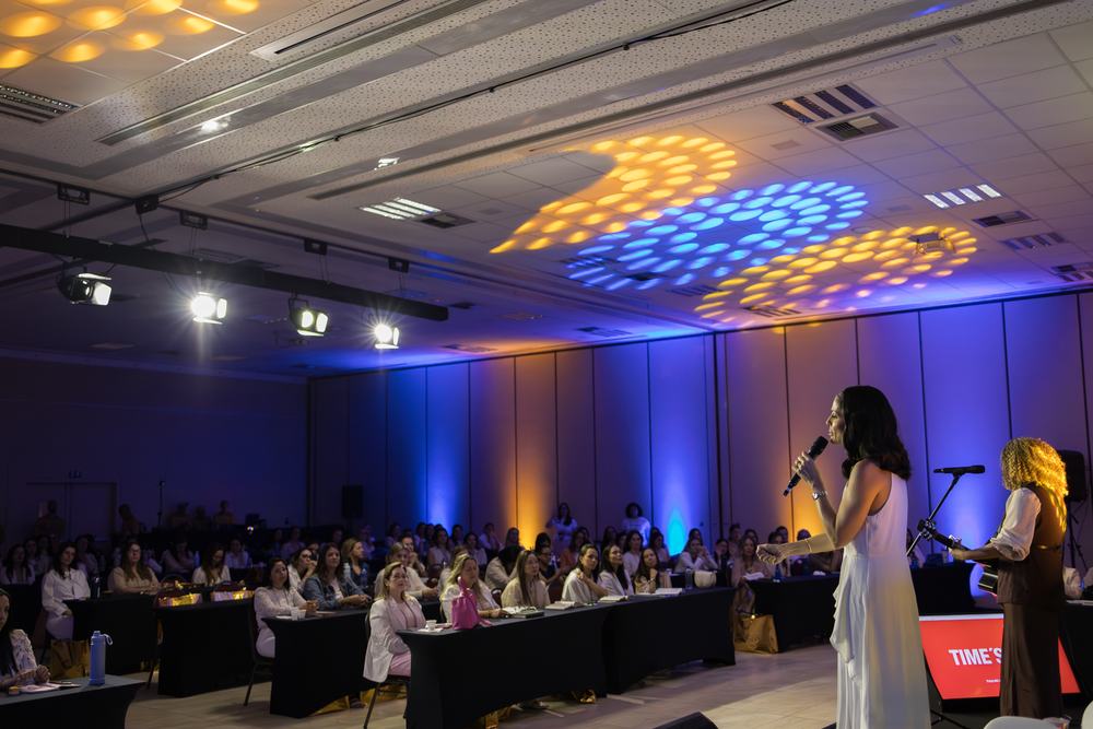 Plateia reunida durante a conferência.